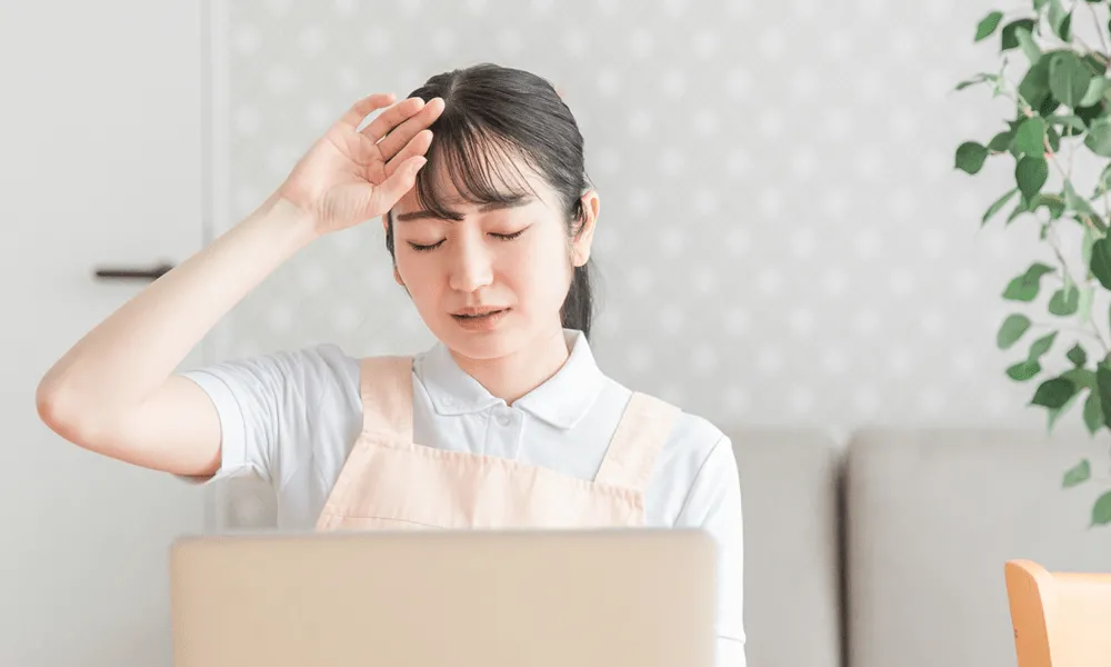 女性が困っている様子