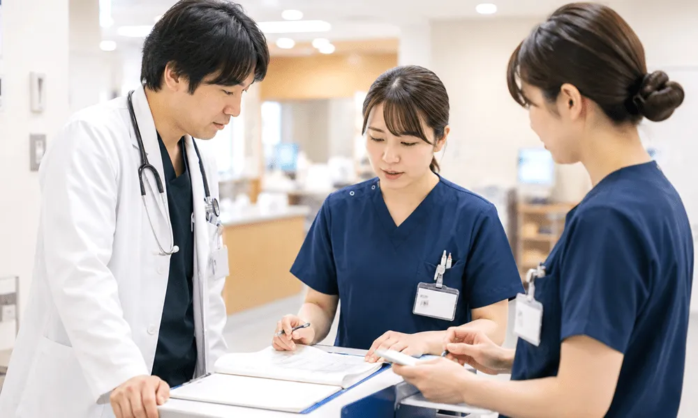 職場で男女が話し合っている様子